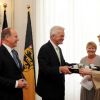 Le prince Albert de Monaco et la princesse Charlene ont signé le livre d'or marquant leur venue, à la Villa Reitzenstein, à Stuttgart le 10 juillet 2012, au deuxième jour de leur visite officielle en Allemagne.