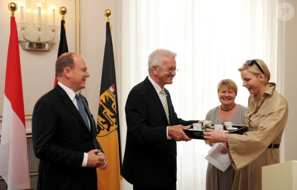 Le prince Albert de Monaco et la princesse Charlene ont signé le livre d'or marquant leur venue, à la Villa Reitzenstein, à Stuttgart le 10 juillet 2012, au deuxième jour de leur visite officielle en Allemagne.