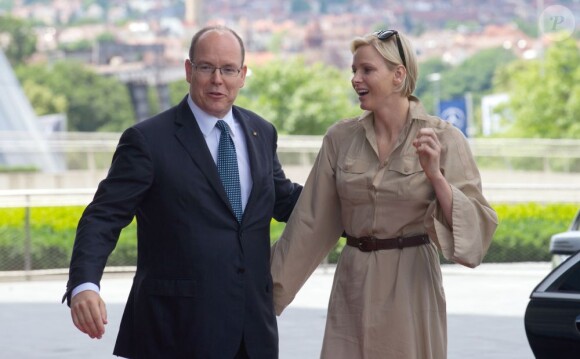 Le prince Albert de Monaco et la princesse Charlene à Stuttgart le 10 juillet 2012 au deuxième jour de leur visite officielle en Allemagne.