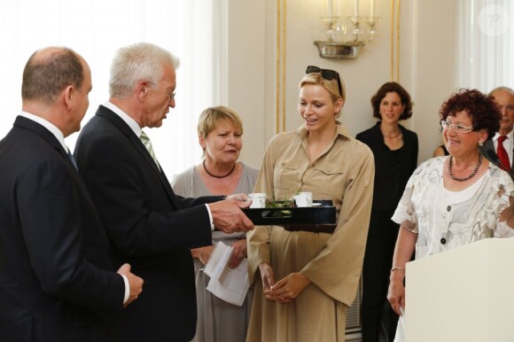 Le prince Albert de Monaco et la princesse Charlene ont été accueillis à la Villa Reitzenstein par le ministre-président de Baden Württemberg Winfried Kretschmann et son épouse Geline, à Stuttgart le 10 juillet 2012, au deuxième jour de leur visite officielle en Allemagne.