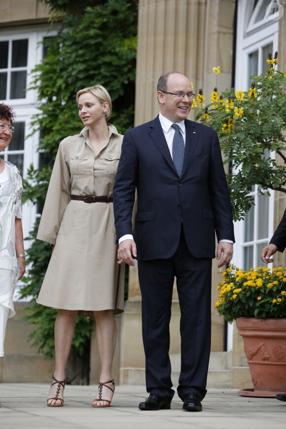 Le prince Albert de Monaco et la princesse Charlene ont été accueillis à la Villa Reitzenstein par le ministre-président de Baden Württemberg Winfried Kretschmann et son épouse Geline, à Stuttgart le 10 juillet 2012, au deuxième jour de leur visite officielle en Allemagne.