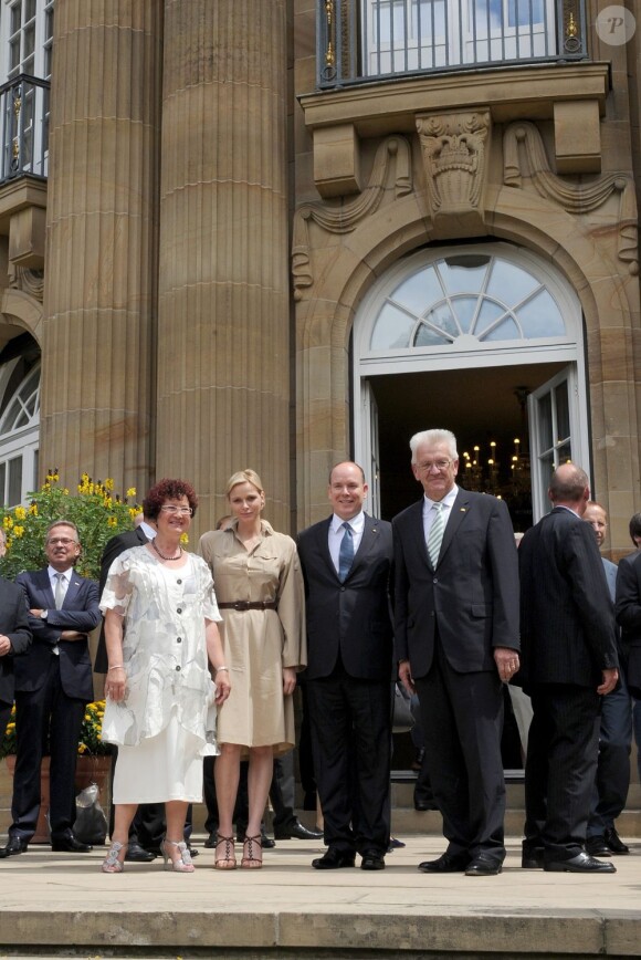 Le prince Albert de Monaco et la princesse Charlene ont été accueillis à la Villa Reitzenstein par le ministre-président de Baden Württemberg Winfried Kretschmann et son épouse Geline, à Stuttgart le 10 juillet 2012, au deuxième jour de leur visite officielle en Allemagne.