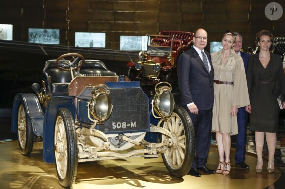Le prince Albert de Monaco et la princesse Charlene au Mercedes-Benz Museum de Stuttgart le 10 juillet 2012 au deuxième jour de leur visite officielle en Allemagne.