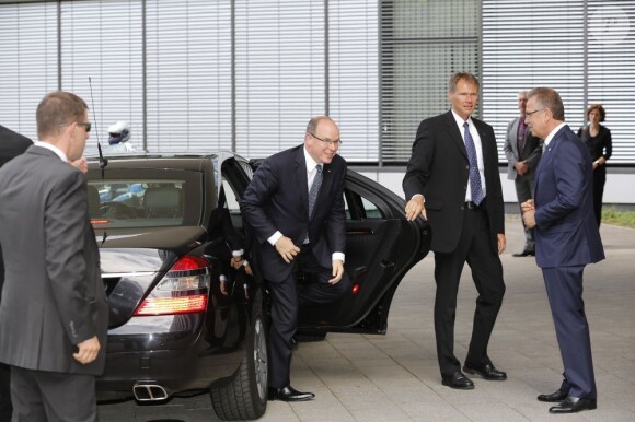 Le prince Albert de Monaco en visite au siège de Bosch à Stuttgart le 10 juillet 2012, lors de sa visite officielle en Allemagne.