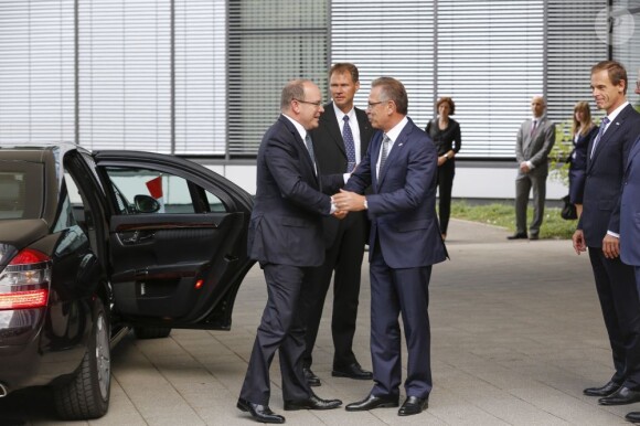 Le prince Albert de Monaco en visite au siège de Bosch à Stuttgart le 10 juillet 2012, lors de sa visite officielle en Allemagne.