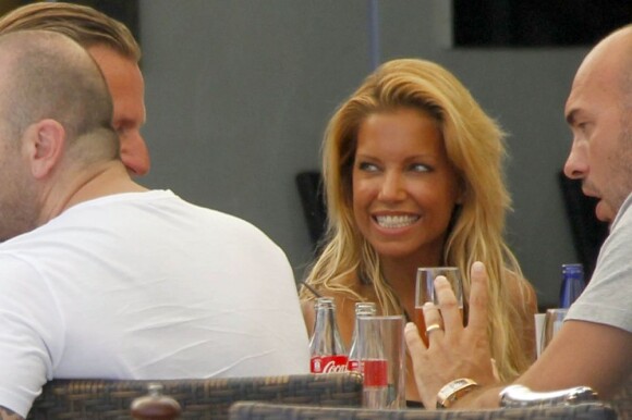 Sylvie van der Vaart a légèrement abusé du soleil de Marbella le 10 juillet 2012