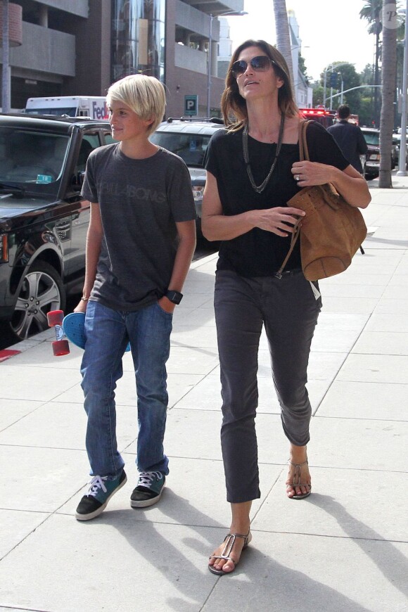 Cindy Crawford et son fils Presley font du shopping à Los Angeles. Le 10 juillet 2012.