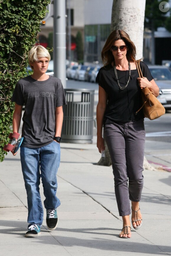 Cindy Crawford et son fils Presley font du shopping à Los Angeles. Le 10 juillet 2012.