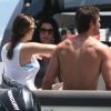 Kelly Brook sur un yacht avec une amie et son compagnon Thomas Evans. Ischia, le 11 juillet 2012.