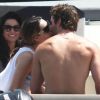 Kelly Brook et son chéri Thomas Evans s'embrassent pendant leur balade en yacht à Ischia, le 11 juillet 2012.