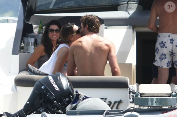 Kelly Brook et son chéri Thomas Evans s'embrassent pendant leur balade en yacht à Ischia, le 11 juillet 2012.