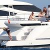 Kate Moss se jette à l'eau au large de Saint-Tropez et prend du bon temps avec son mari Jamie Hince et quelques amis. Le 11 juillet 2012