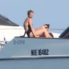 Kate Moss au large de Saint-Tropez prend du bon temps avec son mari Jamie Hince et quelques amis