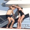 Kate Moss et Jamie Hince s'amusent comme des enfants au large de Saint-Tropez le 11 juillet 2012