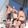 Kate Moss laisse apparaître un petit ventre rond au large de Saint-Tropez et prend du bon temps avec son mari Jamie Hince et quelques amis. Le 11 juillet 2012