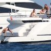 Kate Moss se jette à l'eau au large de Saint-Tropez et prend du bon temps avec son mari Jamie Hince et quelques amis. Le 11 juillet 2012