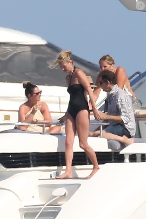 Kate Moss laisse apparaître un petit ventre rond au large de Saint-Tropez et prend du bon temps avec son mari Jamie Hince et quelques amis. Le 11 juillet 2012