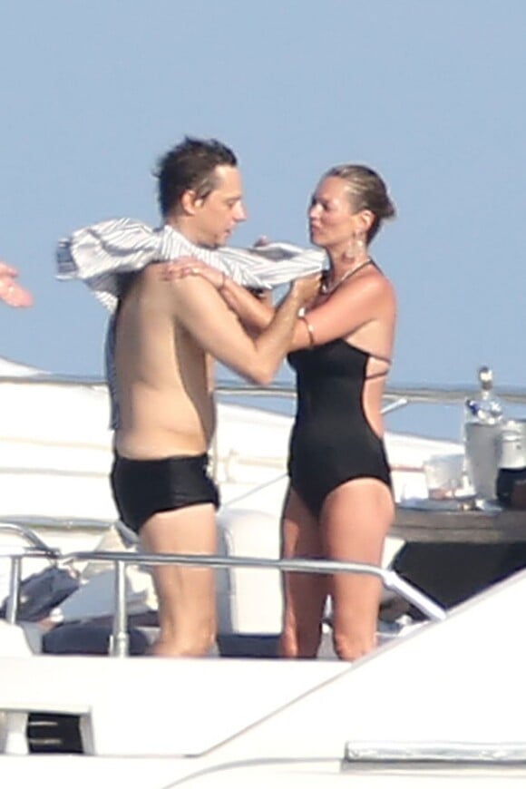 Kate Moss et son époux Jamie Hince au large de Saint-Tropez le 11 juillet 2012