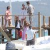 Kate Moss au large de Saint-Tropez prend du bon temps avec son mari Jamie Hince et quelques amis