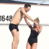 Kate Moss et Jamie Hince s'amusent comme des enfants au large de Saint-Tropez le 11 juillet 2012