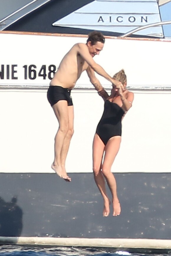 Kate Moss et Jamie Hince s'amusent comme des enfants au large de Saint-Tropez le 11 juillet 2012