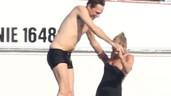 Kate Moss : Petit bidon, baignades et câlins, le top s'amuse comme une enfant !