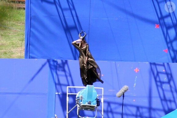 La sorcière Angelina Jolie sur le tournage de Maleficent en Angleterre. Le 11 juillet 2012.