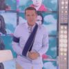 Benjamin Castaldi, le bras en écharpe sur le plateau après son accident de moto (Secret Story 6 - quotidienne du lundi 2 juillet 2012).