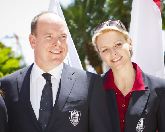 Le prince Albert et la princesse Charlene de Monaco lors de la présentation de la délégation olympique monégasque pour les JO de Londres 2012, 12 juillet 2012 à l'Hôtel Hermitage. Six athlètes porteront les couleurs de la principauté.