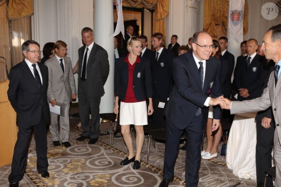 Le prince Albert et la princesse Charlene de Monaco le 12 juillet 2012 lors de la présentation de la délégation olympique monégasque pour les JO de Londres 2012, à l'Hôtel Hermitage. Six athlètes porteront les couleurs de la principauté.