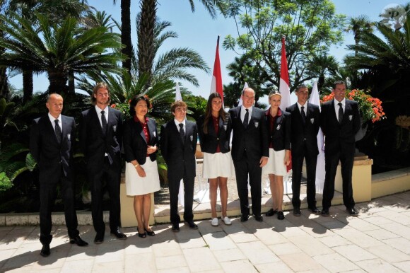 Albert et Charlene ont posé avec la délégation monégasque. Le prince Albert de Monaco et la princesse Charlene procédaient le 12 juillet 2012 à la présentation de la délégation olympique monégasque pour les JO de Londres 2012, à l'Hôtel Hermitage. Six athlètes porteront les couleurs de la principauté.