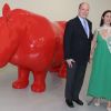Le prince Albert de Monaco avec Ariane Coulondre, commissaire de l'exposition, lors du vernissage de l'exposition EXTRA LARGE au Grimaldi Forum, en partenariat avec le Centre Pompidou, le 12 juillet 2012 à l'espace Ravel.