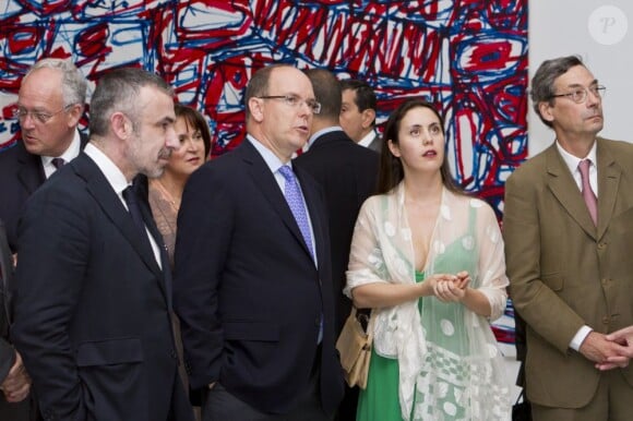 Le prince Albert de Monaco concentré lors du vernissage de l'exposition EXTRA LARGE au Grimaldi Forum, en partenariat avec le Centre Pompidou, le 12 juillet 2012 à l'espace Ravel.