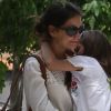Katie Holmes porte sa fille Suri au Children's Museum of Arts à New York le 13 juillet 2012