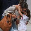 Katie Holmes et sa fille Suri, qui ne lâche pas sa maman, au Children's Museum of Arts à New York le 13 juillet 2012