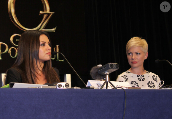 Mila Kunis et Michelle Williams assistent au Comic-Con et répond aux questions de la presse lors de la conférence de presse du film Le Monde fantastique d'Oz, à San Diego, le vendredi 13 juillet 2012.
