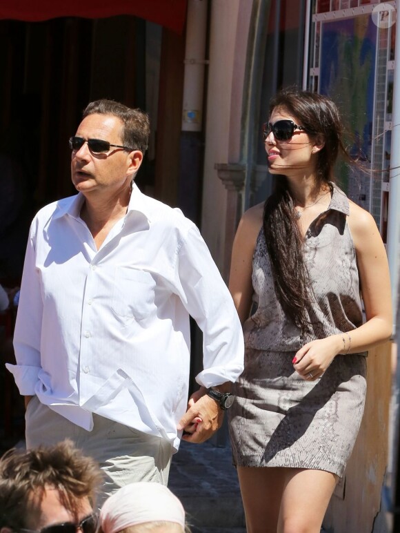 Petite promenade sur le port varois... Eric Besson et sa femme Yasmine profitant d'une nouvelle journée de farniente et de tendresse à Saint-Tropez, le 13 juillet 2012.