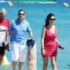 Escale sur une plage privée... Eric Besson et sa femme Yasmine profitant d'une nouvelle journée de farniente et de tendresse à Saint-Tropez, le 13 juillet 2012.