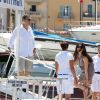 Petite promenade sur le port varois... Eric Besson et sa femme Yasmine profitant d'une nouvelle journée de farniente et de tendresse à Saint-Tropez, le 13 juillet 2012.