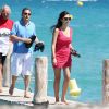 Escale en amoureux sur une plage privée... Eric Besson et sa femme Yasmine profitant d'une nouvelle journée de farniente et de tendresse à Saint-Tropez, le 13 juillet 2012.