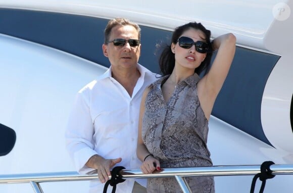 Eric Besson et sa femme Yasmine profitant d'une nouvelle journée de farniente et de tendresse à Saint-Tropez, le 13 juillet 2012.