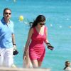 Escale sur une plage privée... Eric Besson et sa femme Yasmine profitant d'une nouvelle journée de farniente et de tendresse à Saint-Tropez, le 13 juillet 2012.