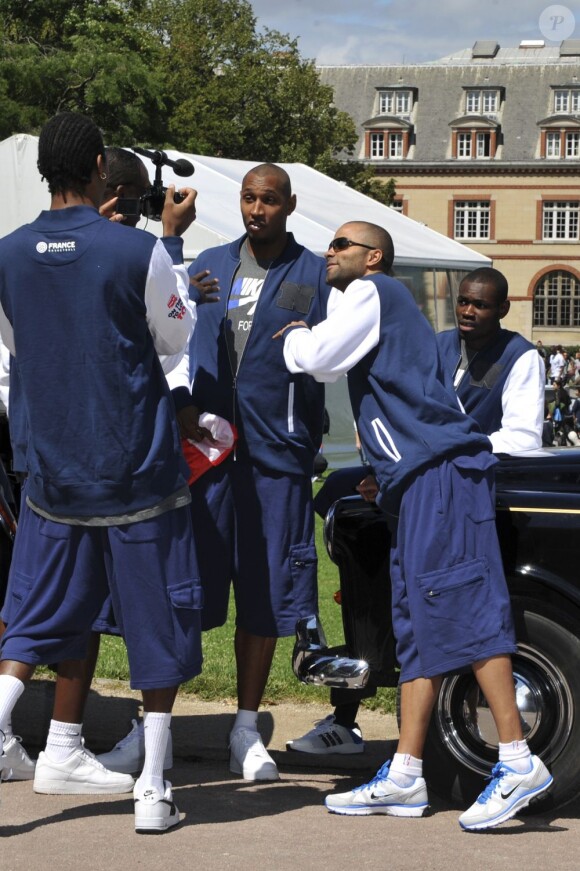 Tony Parker et l'Equipe de France de basket participent au World Basketball Festival à la Cité Universitaire à Paris, le 14 juillet 2012