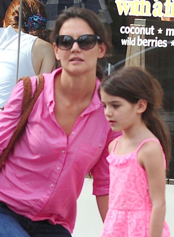 Katie Holmes et Suri Cruise dans les rues de New York, le 15 juillet 2012 - Mère et fille sont allées regarder les chiots pour Suri