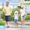 Michelle Williams se promène à Brooklyn avec sa fille Matilda et son compagnon Jason Segel le 15 juillet 2012