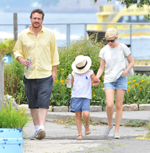 Michelle Williams se promène à Brooklyn avec sa fille Matilda et son compagnon Jason Segel le 15 juillet 2012