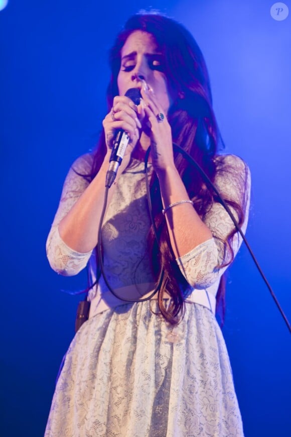 Lana Del Rey en pleine performance au Latitude Festival à Southwold, le 13 juillet 2012.