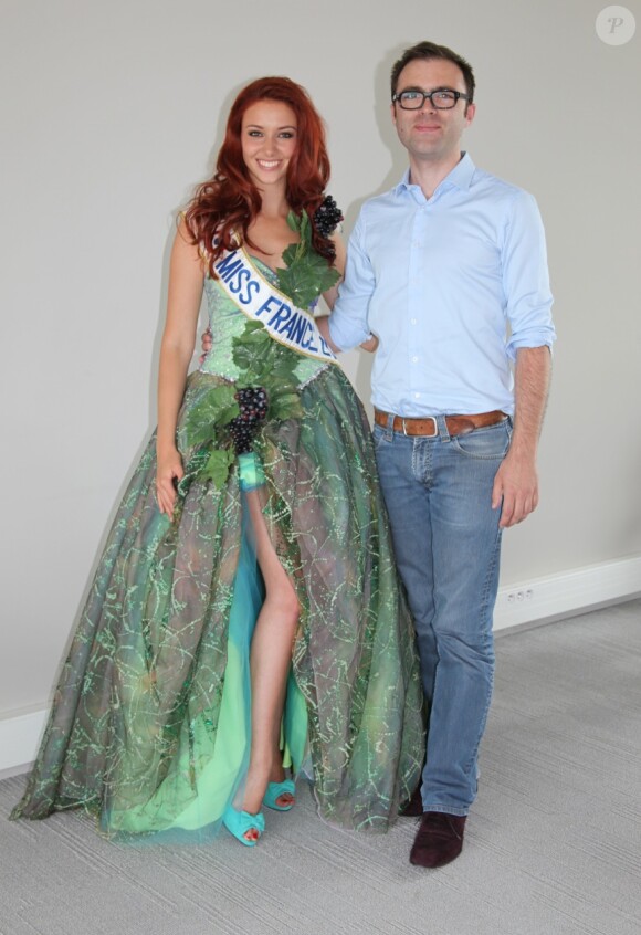 Delphine Wespiser, Miss France 2012, dans son costume national créé par l'alsacien Thibault Welchlin qui pose avec elle sur la photo