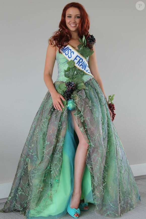 La flamboyante Delphine Wespiser, Miss France 2012, dans son costume national créé par l'alsacien Thibault Welchlin