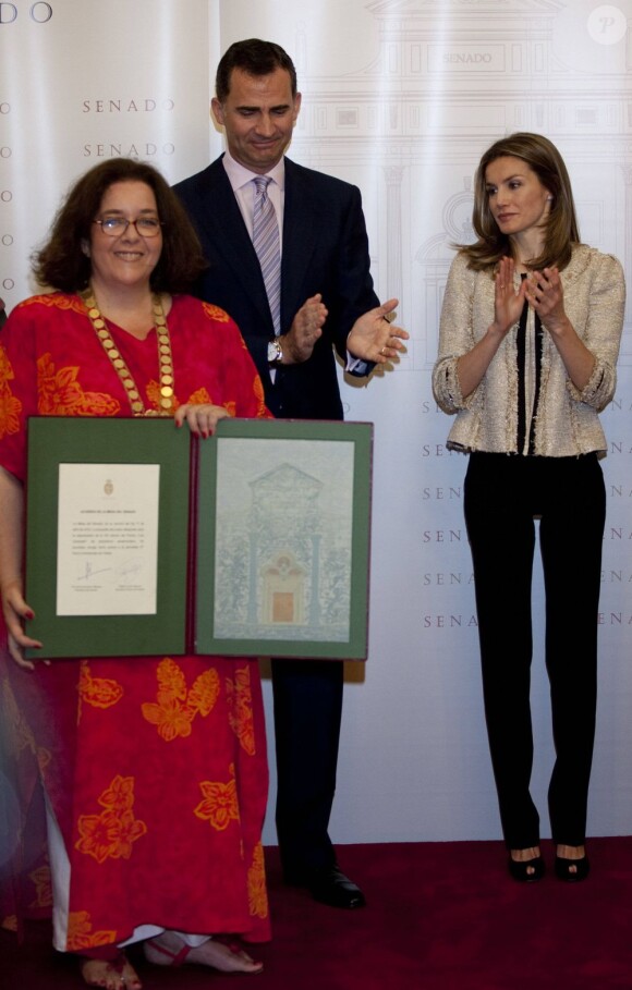 La lauréate aux anges avec son prix. Le prince Felipe et la princesse Letizia d'Espagne présidaient le 16 juillet 2012 au Sénat, à Madrid, le dîner de remise du Prix Luis Carandell du journalisme parlementaire, attribué pour sa 8e édition à Rocío Antoñanzas de Toledo, journaliste politique de l'agence EFE.